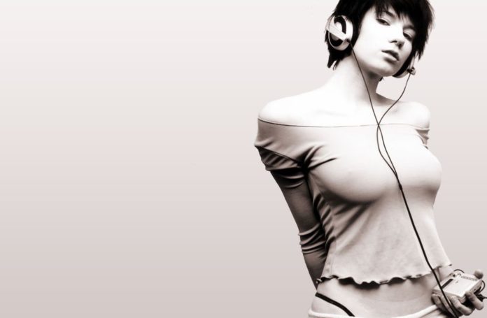 girl-with-headphones-157087