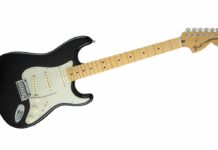 David Howell Evans sygnuje gitarę FENDER THE EDGE STRAT®