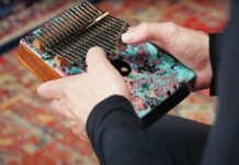 Zanurz się w muzycznym relaksie z kalimbą Meinl SOUND HOLE DESIGNER Meinl-SOUND-HOLE-DESIGNER-Kalimba
