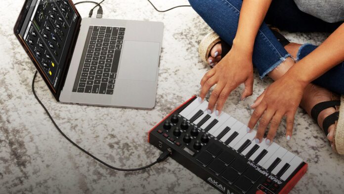 Akai MPK Mini MK3 z darmowym syntezatorem Moog Mariana