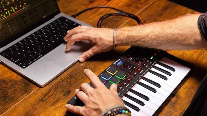 Akai MPK Mini IV