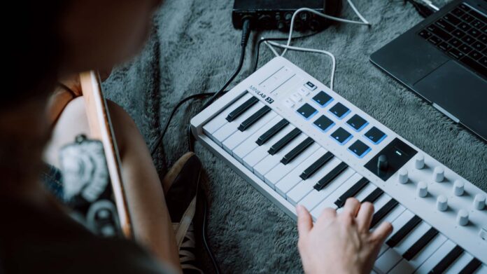 Arturia-MiniLab_37_uptone