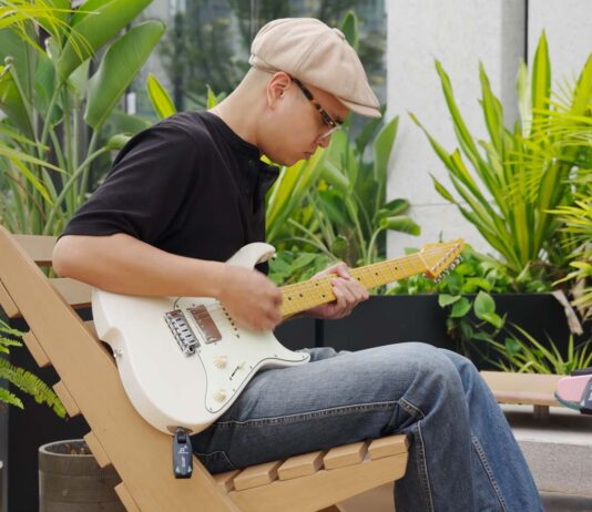 Coraz więcej gitarzystów rezygnuje z kabli. Czy warto przejść na system bezprzewodowy? Guitar Wireless System JOYO JW-08