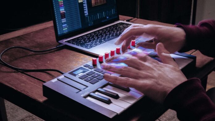 Novation-FLkey-2-Mini-25-Lifestyle Novation-FLkey-2-Mini-25-Lifestyle