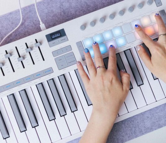 Nie każdy potrzebuje 88 klawiszy. Dlaczego Launchkey 61 jest dziś tak popularnym wyborem? Novation Launchkey 61 MK4 White