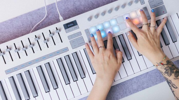 Novation-Launchkey-61-MK4-White_uptone Novation Launchkey 61 MK4 White