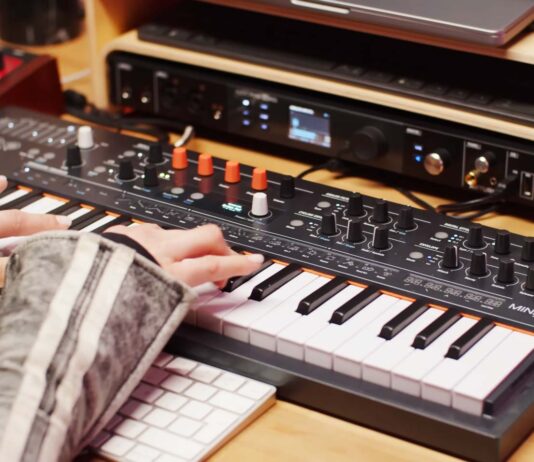 MiniFreak otwiera się na własne dźwięki. Arturia 5.0 dodaje sample i wavetable Arturia MiniFreak 5.0
