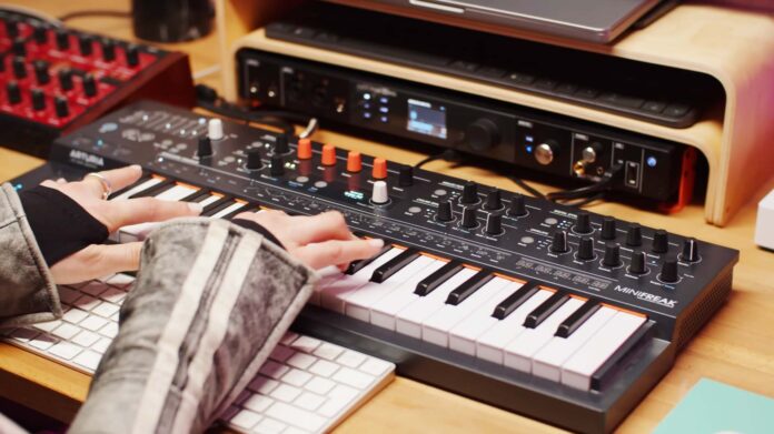 Arturia-MiniFreak-5.0_uptone Arturia MiniFreak 5.0