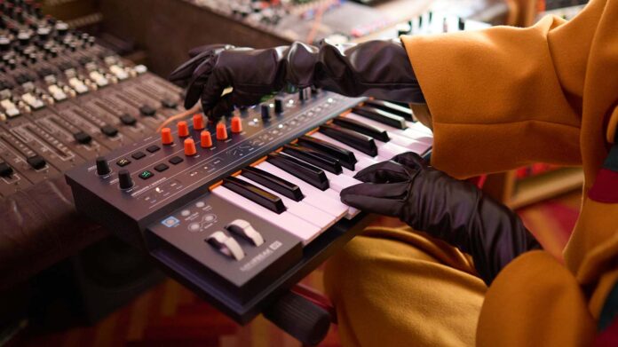 Arturia-MINIFREAK_49_uptone